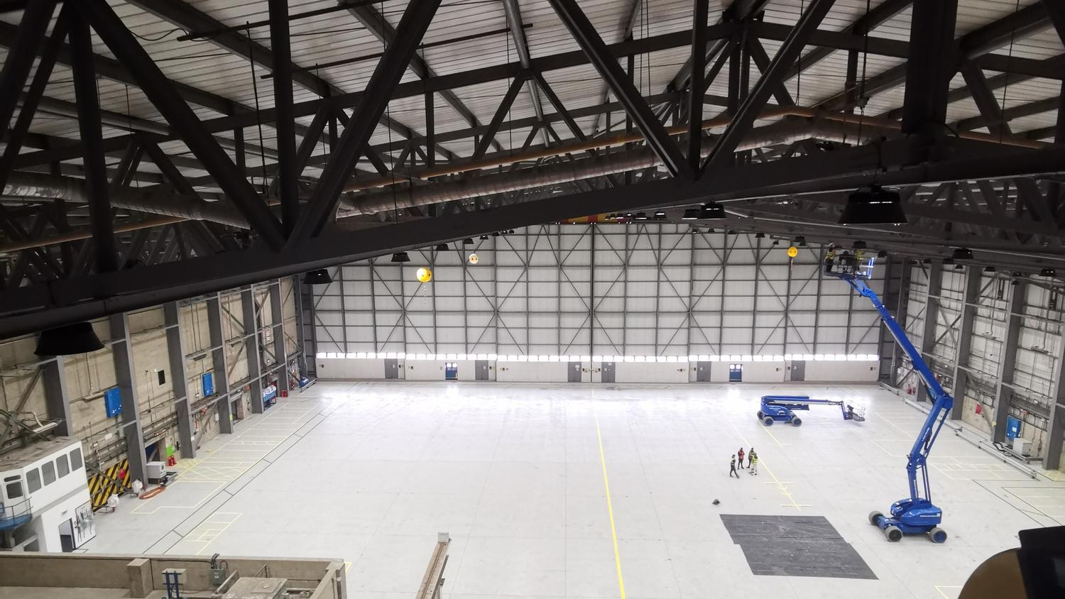 Aircraft hangar interior with spray-finished structural steel frame, Gatwick – Fixidea Coatings Ltd