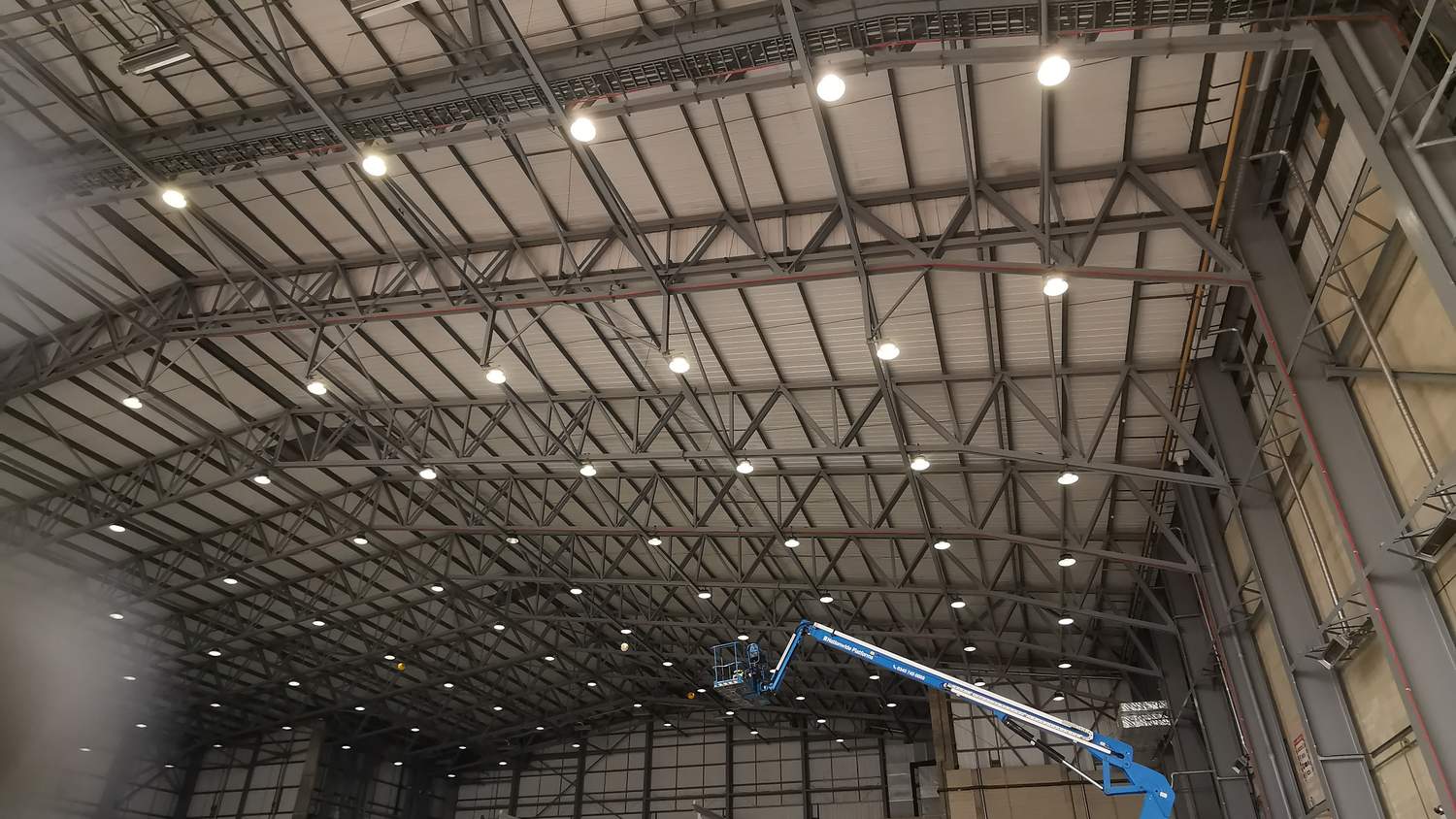 High-level airless spraying of aircraft hangar roof steelwork from a MEWP, Gatwick – Fixidea Coatings Ltd