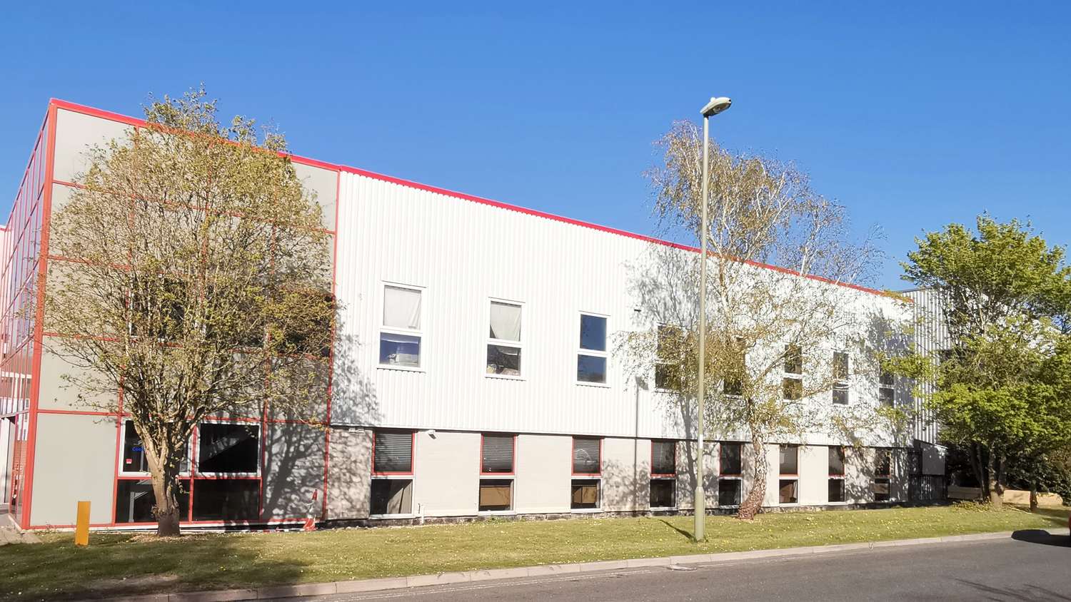 Metal cladding resprayed on site on a two-storey commercial unit – Fixidea Coatings Ltd